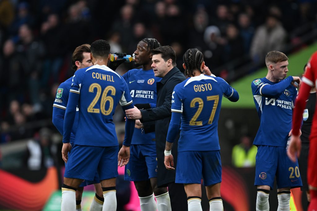 Pochettino Talks To Players