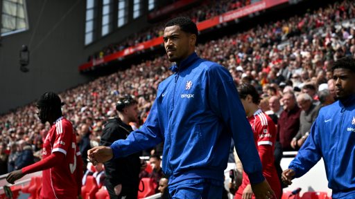 Levi Colwill Chelsea enters the pitch