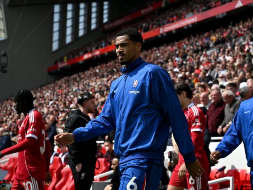 Levi Colwill Chelsea enters the pitch