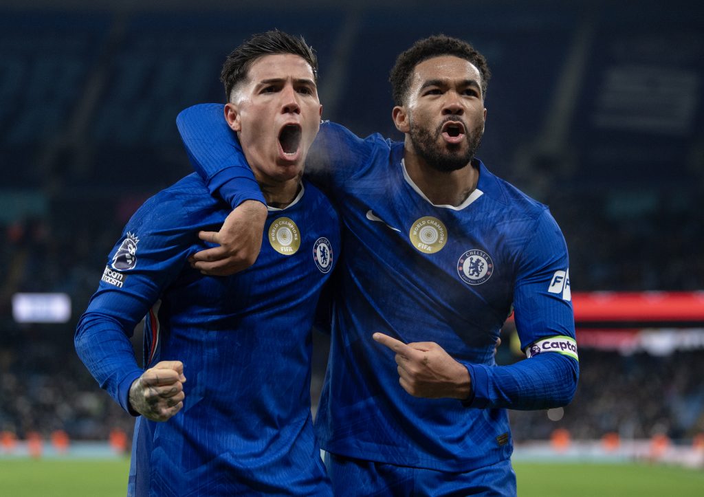 Reece James of Chelsea celebrates with goalscorer Enzo Fernandez during the Premier League match