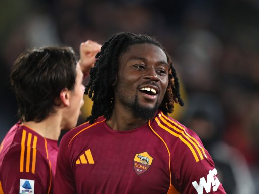 Manu Kone with his teammates of AS Roma