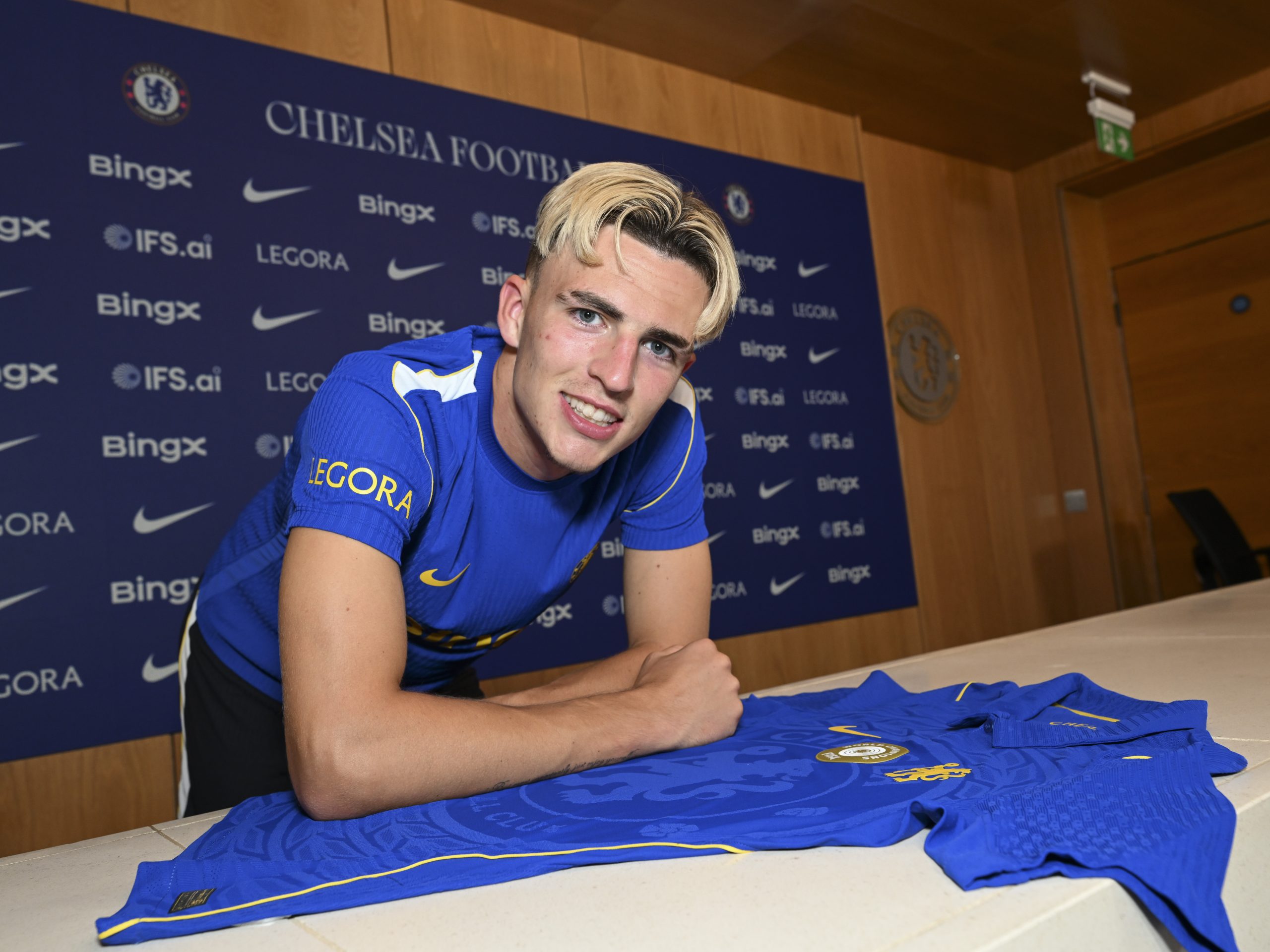 Jesse Derry of Chelsea signs a new contract