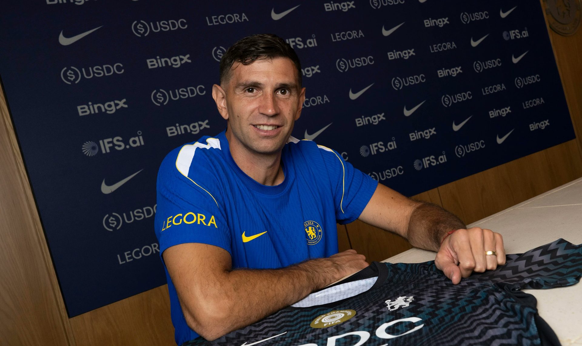 Emi Martinez signs for Chelsea