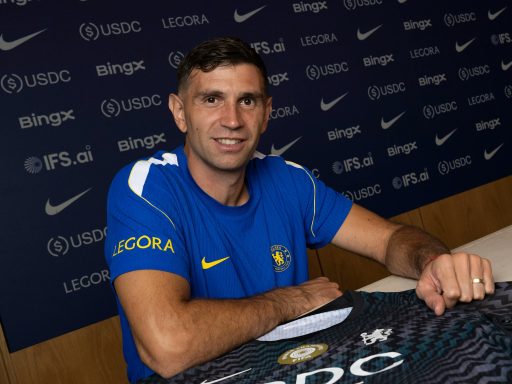 Emi Martinez signs for Chelsea