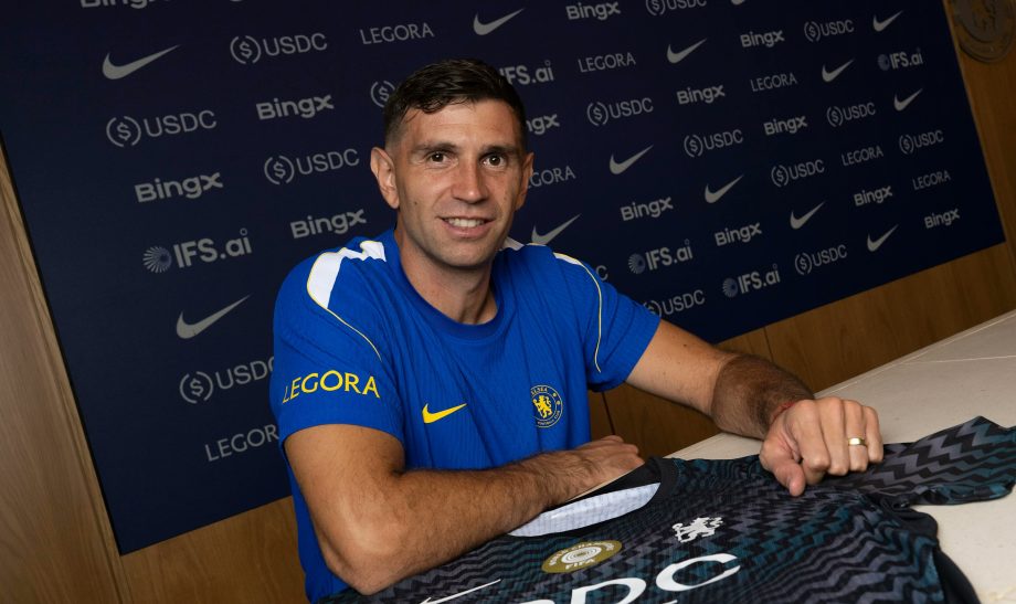 Emi Martinez signs for Chelsea