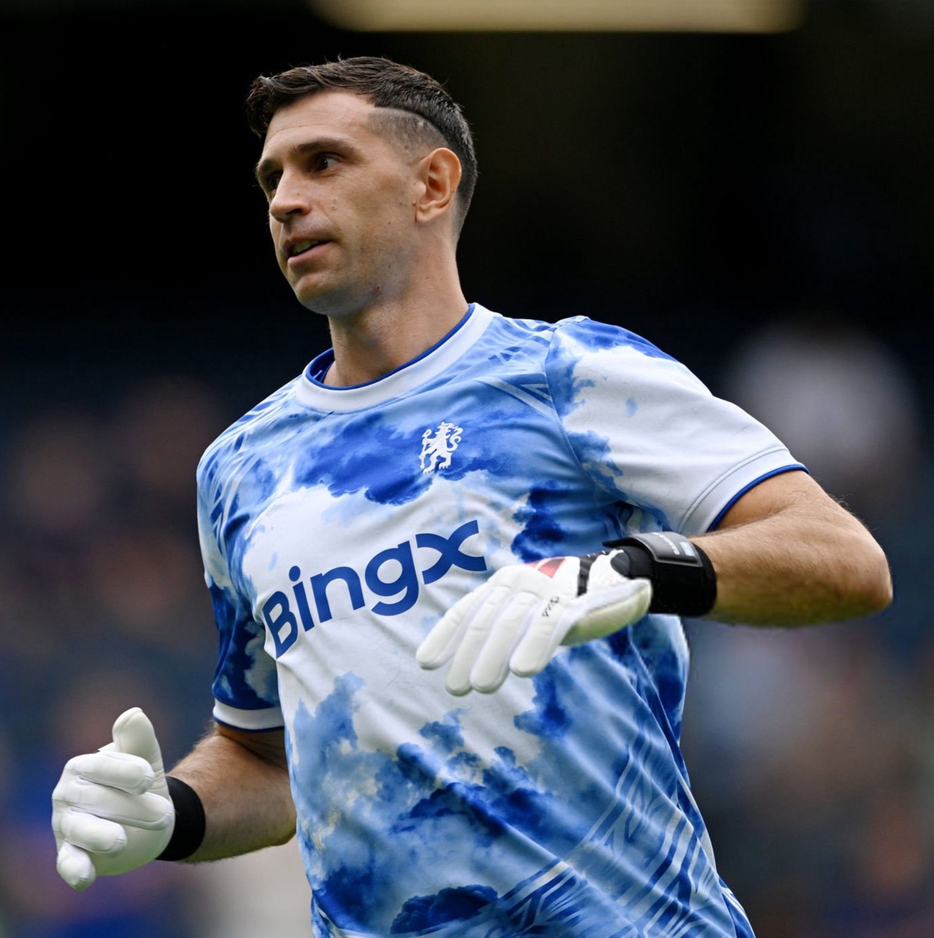 Emi Martinez warms up for Chelsea