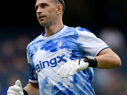 Emi Martinez warms up for Chelsea