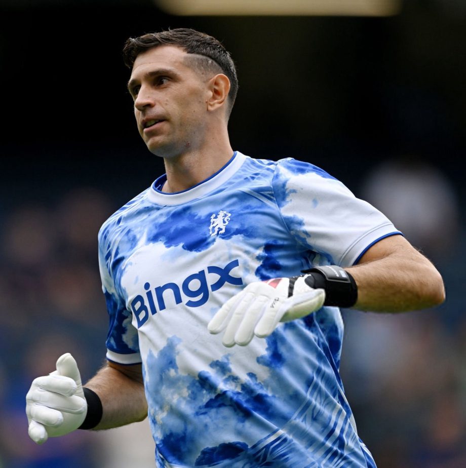 Emi Martinez warms up for Chelsea