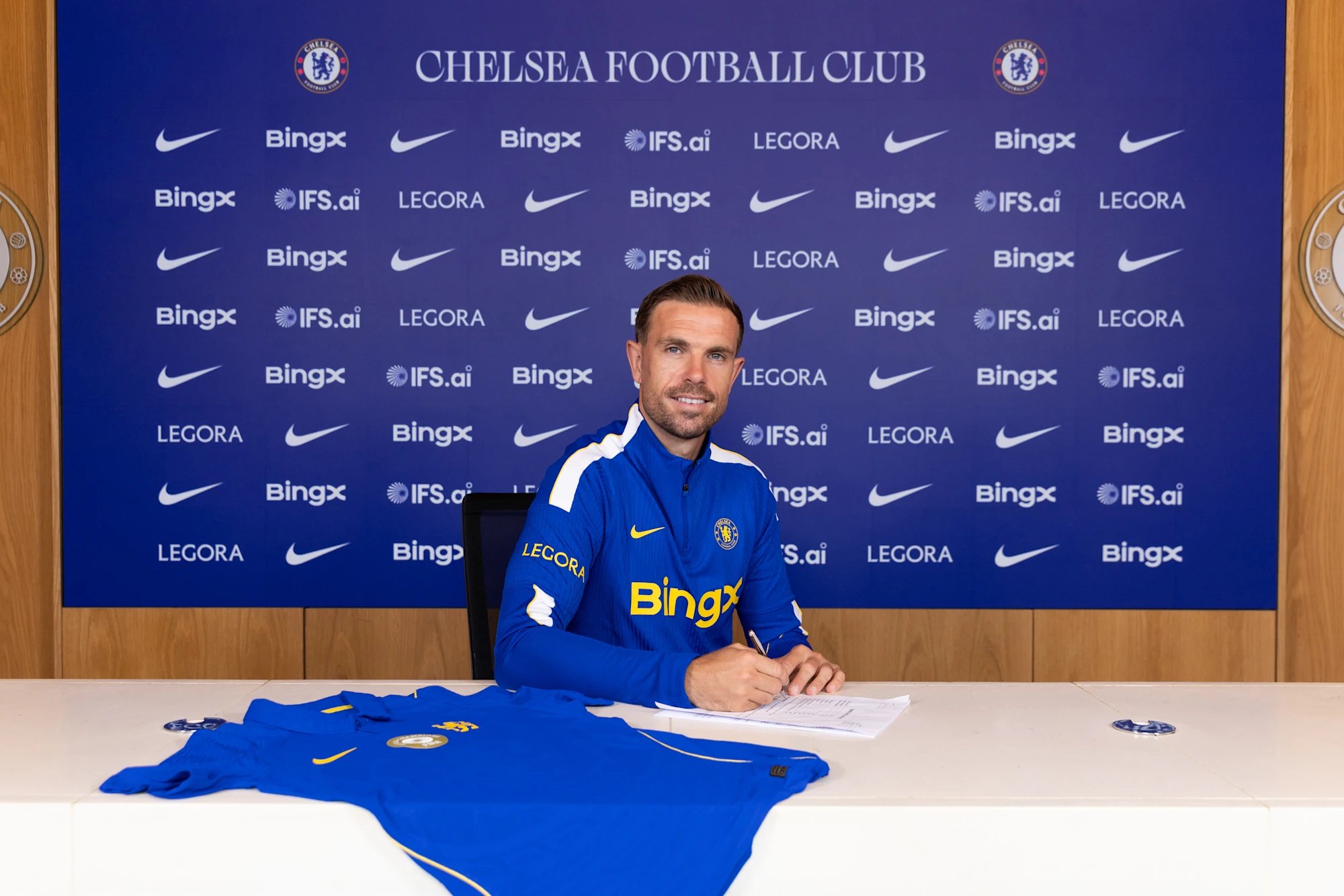 Jordan Henderson signs his Chelsea contract Jordan Henderson signs his Chelsea contract