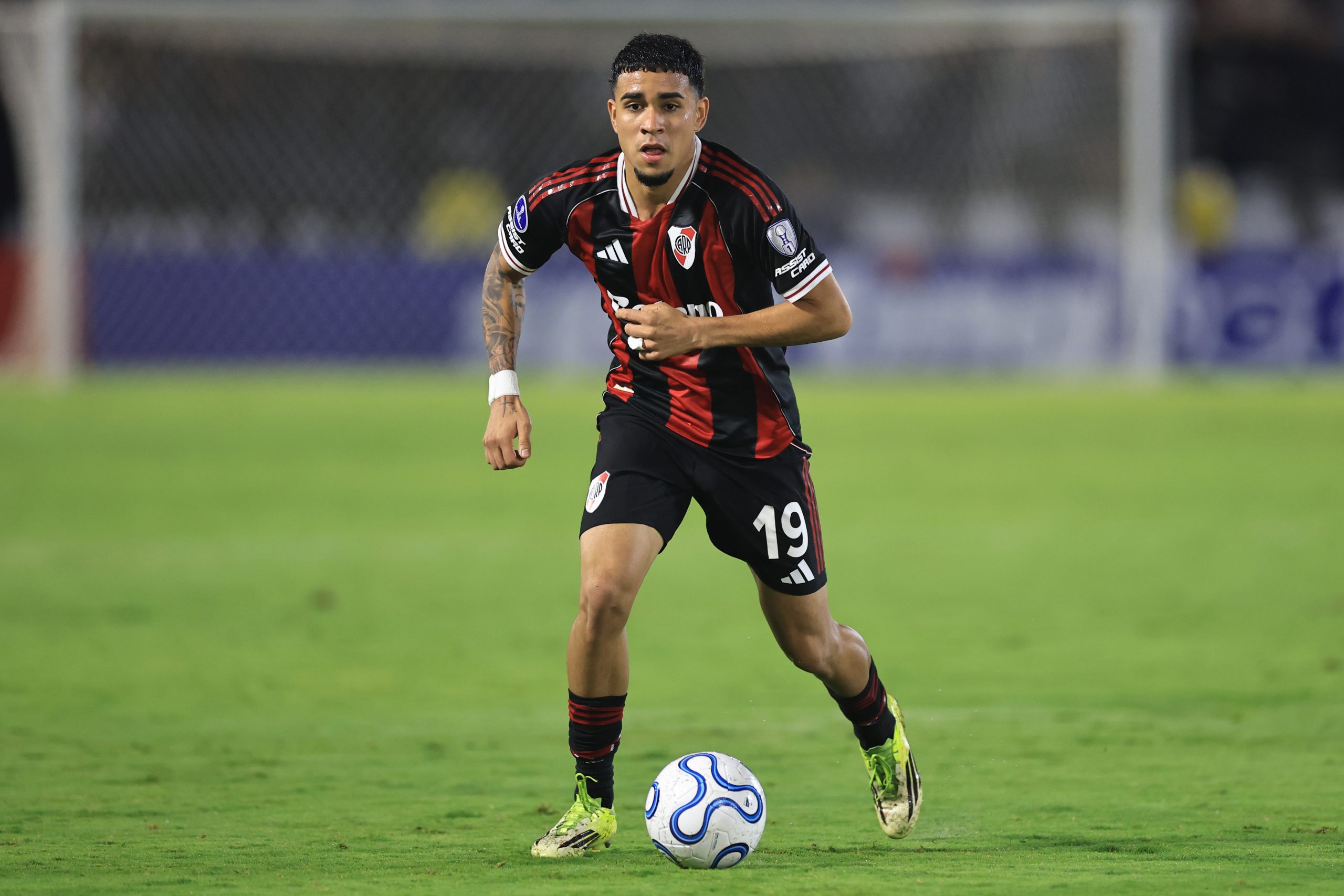 BRAGANCA PAULISTA, BRAZIL - APRIL 30: Kendry Paez of River Plate runs with the ball during the Copa CONMEBOL Sudamericana 2026 Group H match between Bragantino and River Plate at Nabi Abi Chedid on April 30, 2026 in Braganca Paulista, Brazil. (Photo by Buda Mendes/Getty Images) BRAGANCA PAULISTA, BRAZIL - APRIL 30: Kendry Paez of River Plate runs with the ball during the Copa CONMEBOL Sudamericana 2026 Group H match between Bragantino and River Plate at Nabi Abi Chedid on April 30, 2026 in Braganca Paulista, Brazil. (Photo by Buda Mendes/Getty Images)