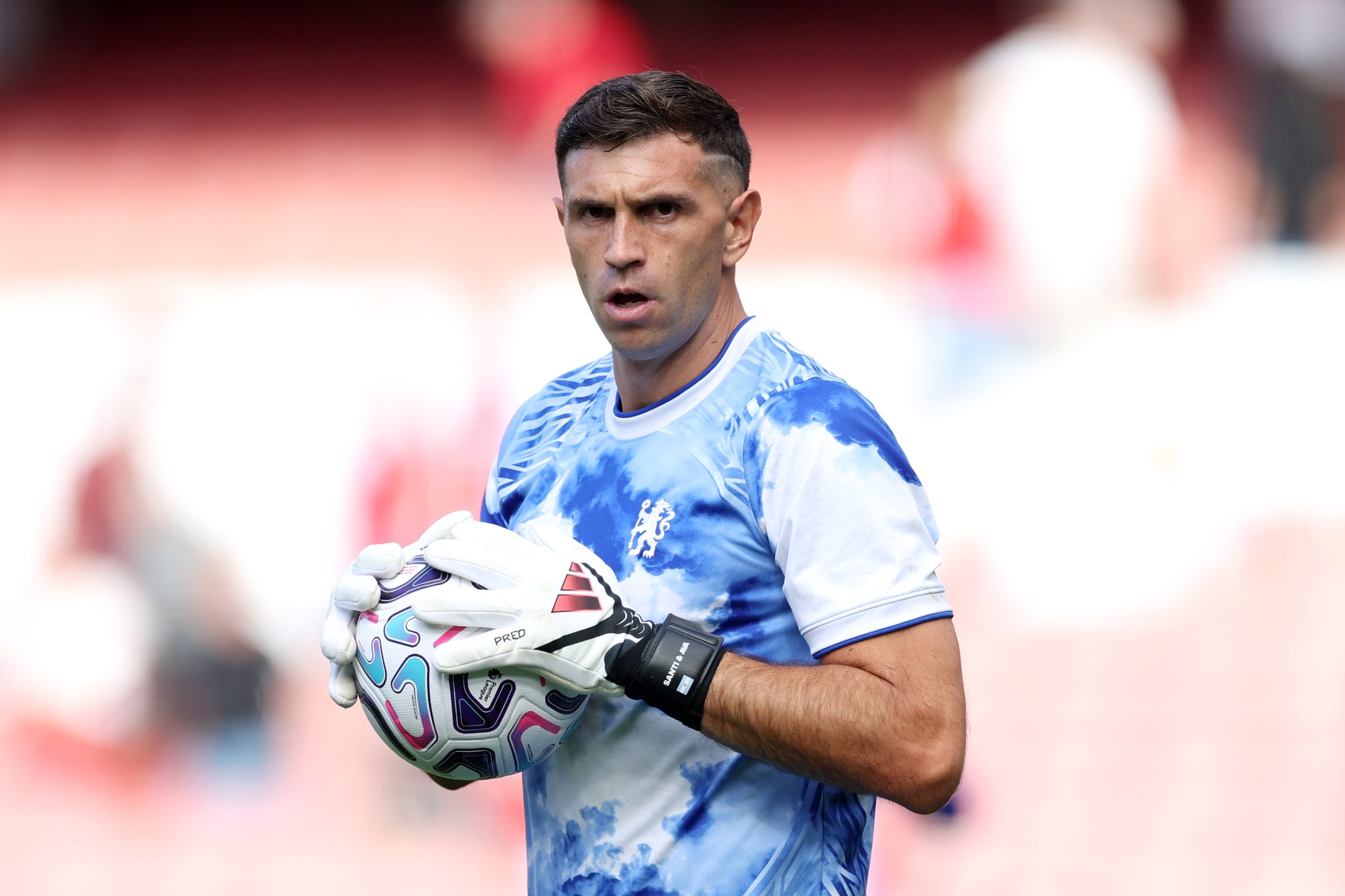LONDON, ENGLAND - SEPTEMBER 06: Emiliano Martinez of Chelsea during the warm up before the Premier League 2026/27 match between Arsenal FC and Chelsea FC at Emirates Stadium on September 06, 2026 in London, England. (Photo by Ryan Pierse/Getty Images) LONDON, ENGLAND - SEPTEMBER 06: Emiliano Martinez of Chelsea during the warm up before the Premier League 2026/27 match between Arsenal FC and Chelsea FC at Emirates Stadium on September 06, 2026 in London, England. (Photo by Ryan Pierse/Getty Images)